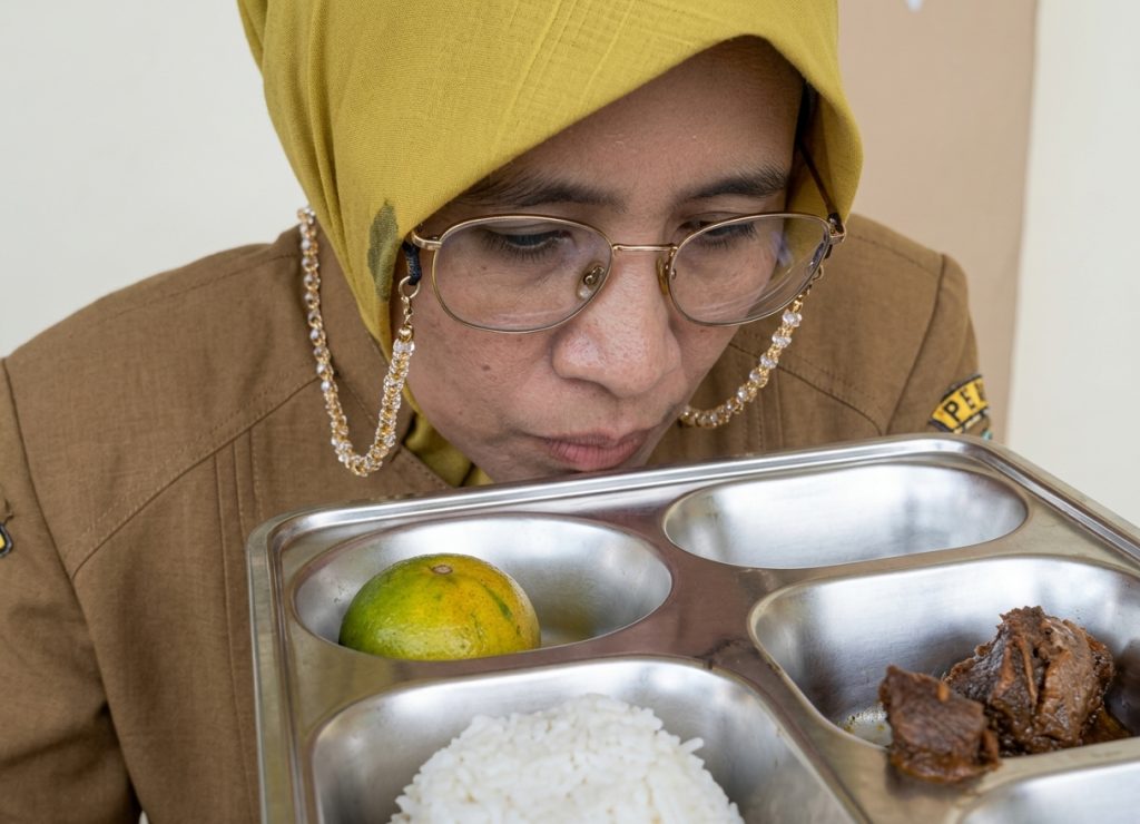 Home - Bu guru Desy Idayanti Mengendus makanan MBG Bu guru Desy Idayanti Mengendus makanan MBG