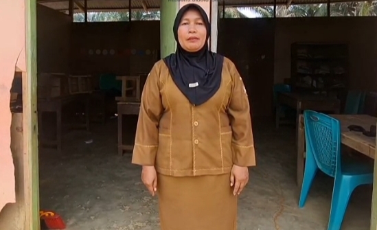 Romawati, guru kelas jarak jauh SDN 007 Sungai Agung